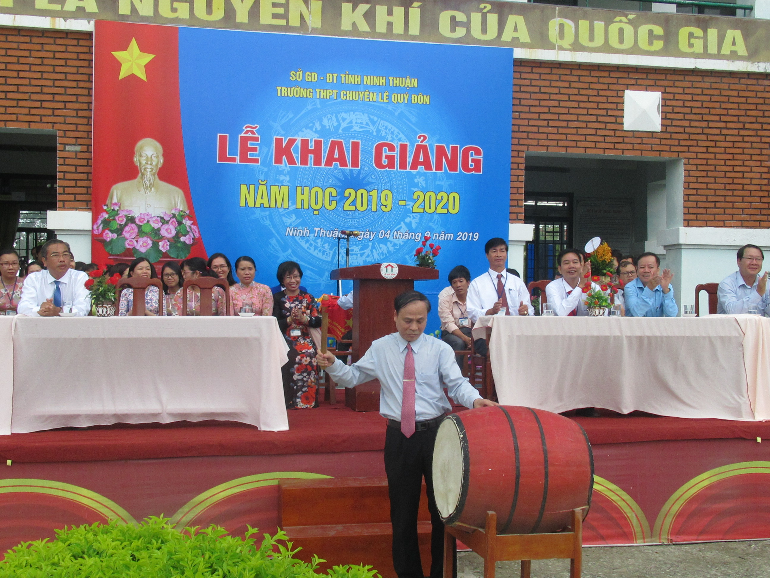 Ông Nguyễn Bắc Việt, Phó Bí thư Thường trực Tỉnh ủy đánh trống khai giảng năm học mới
