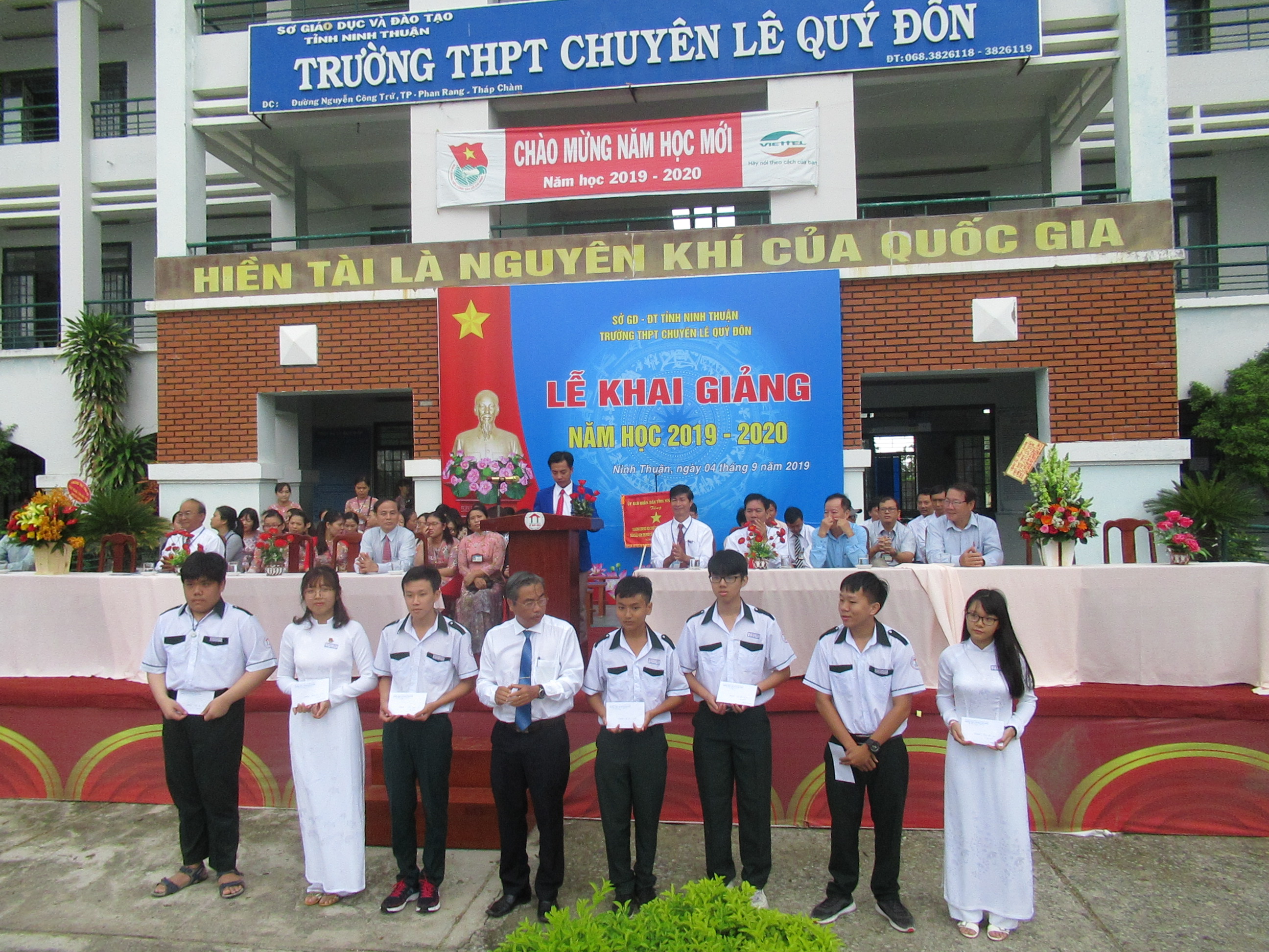 Thầy Nguyễn Huệ Khải - Giám đốc Sở Giáo dục và Đào tạo trao phần thưởng cho các em thủ khoa các môn chuyên trong kì thi tuyển sinh vào 10 của trường