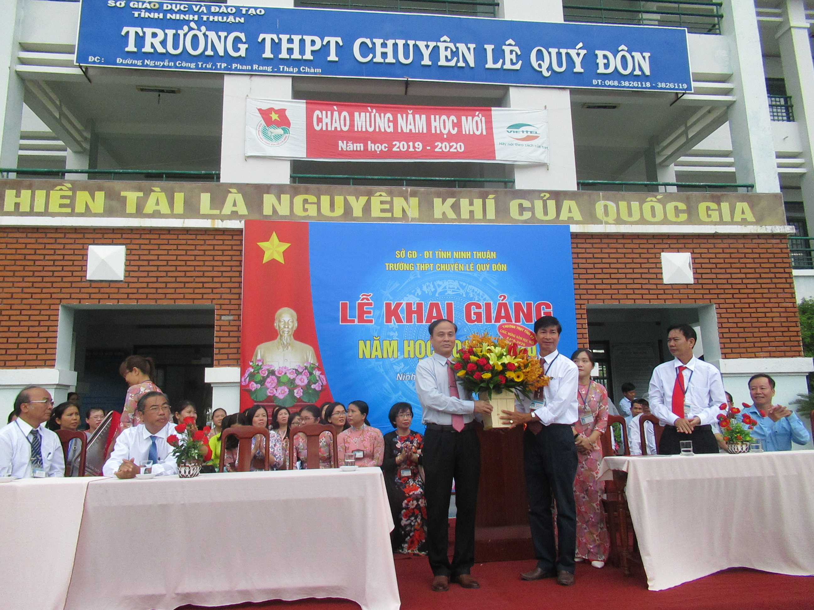 Ông Nguyễn Bắc Việt – Phó Bí thư thường trực Tỉnh uỷ tặng hoa cho trường