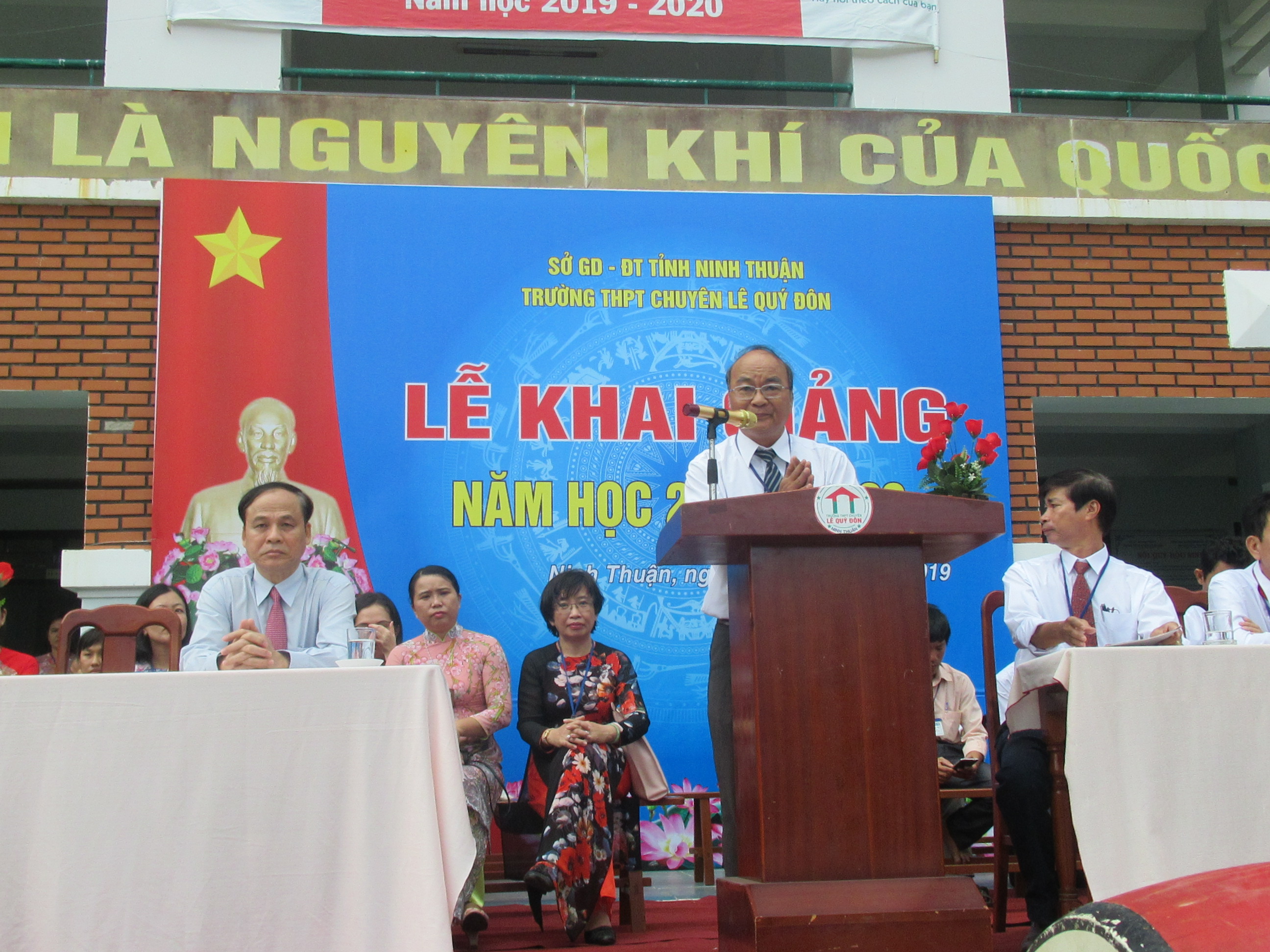 Phó Hiệu trưởng Phạm Văn Phú đọc thư của Tổng Bí thư, Chủ tịch nước Nguyễn Phú Trọng