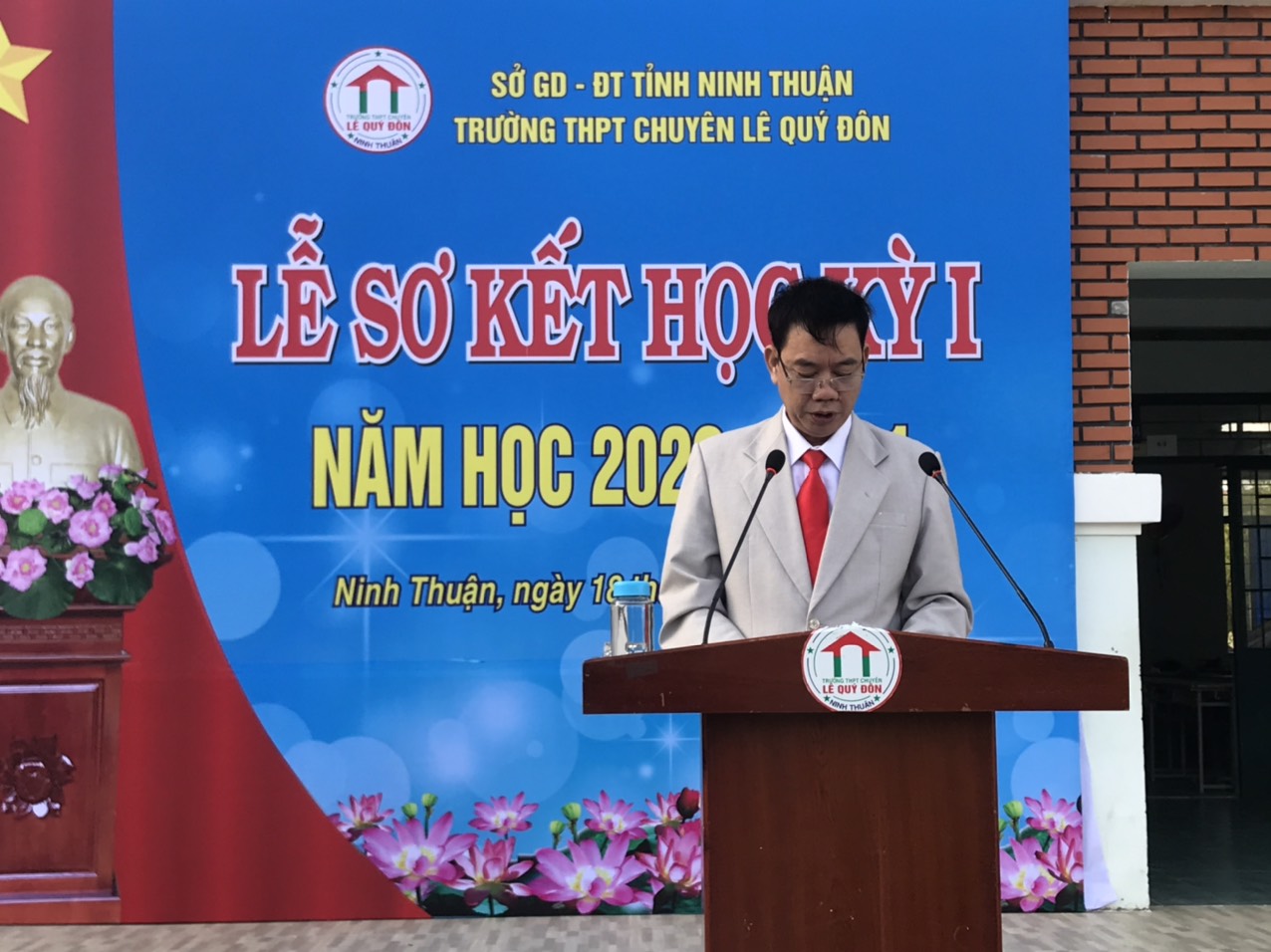 TS. Trần Văn Trung - P. HT phụ trách, Bí thư Đảng bộ nhà trường báo cáo sơ kết HKI năm hoc 2021