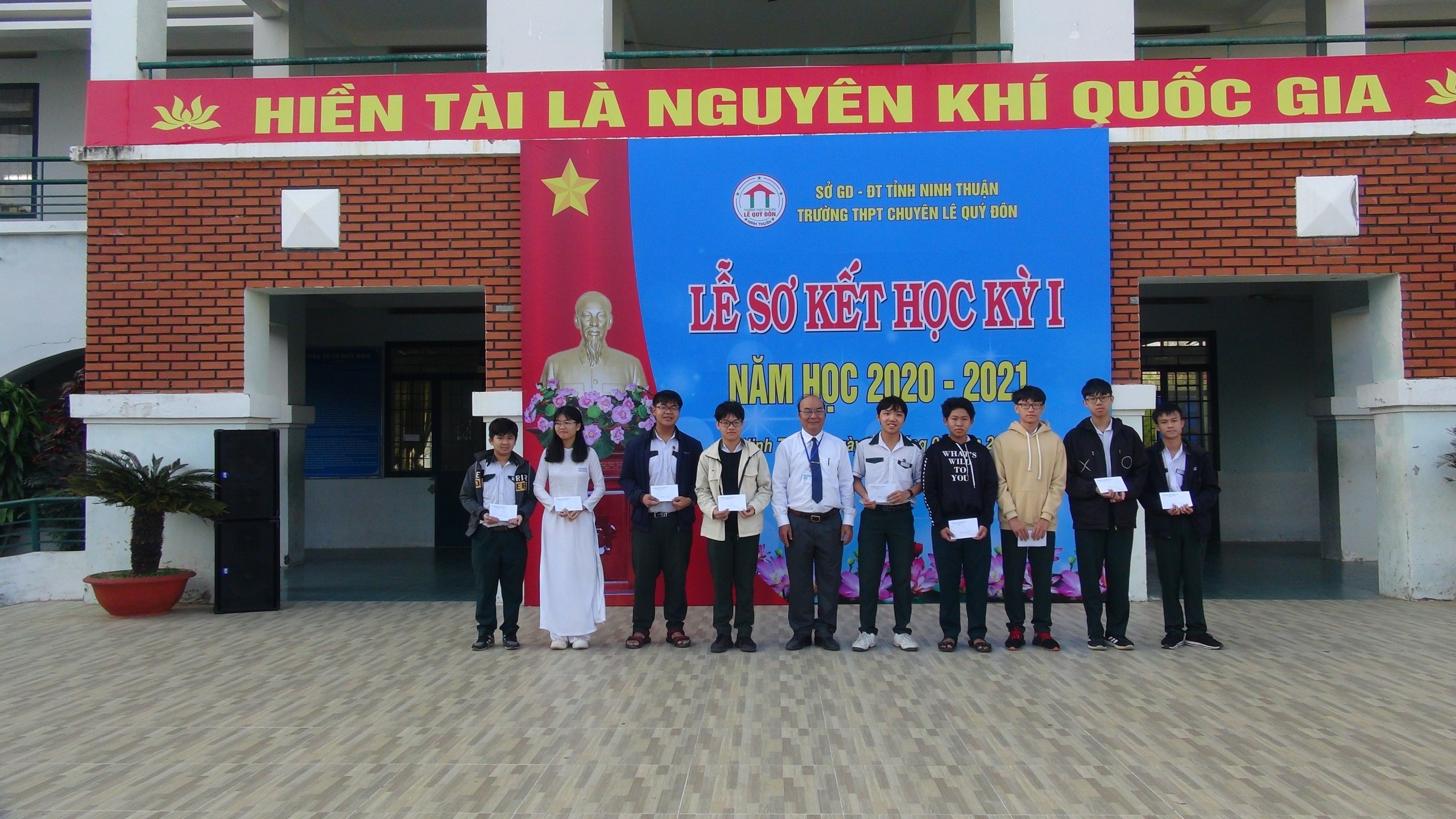 Học sinh đạt giải trong cuộc thi sáng tạo KHKT cấp trường